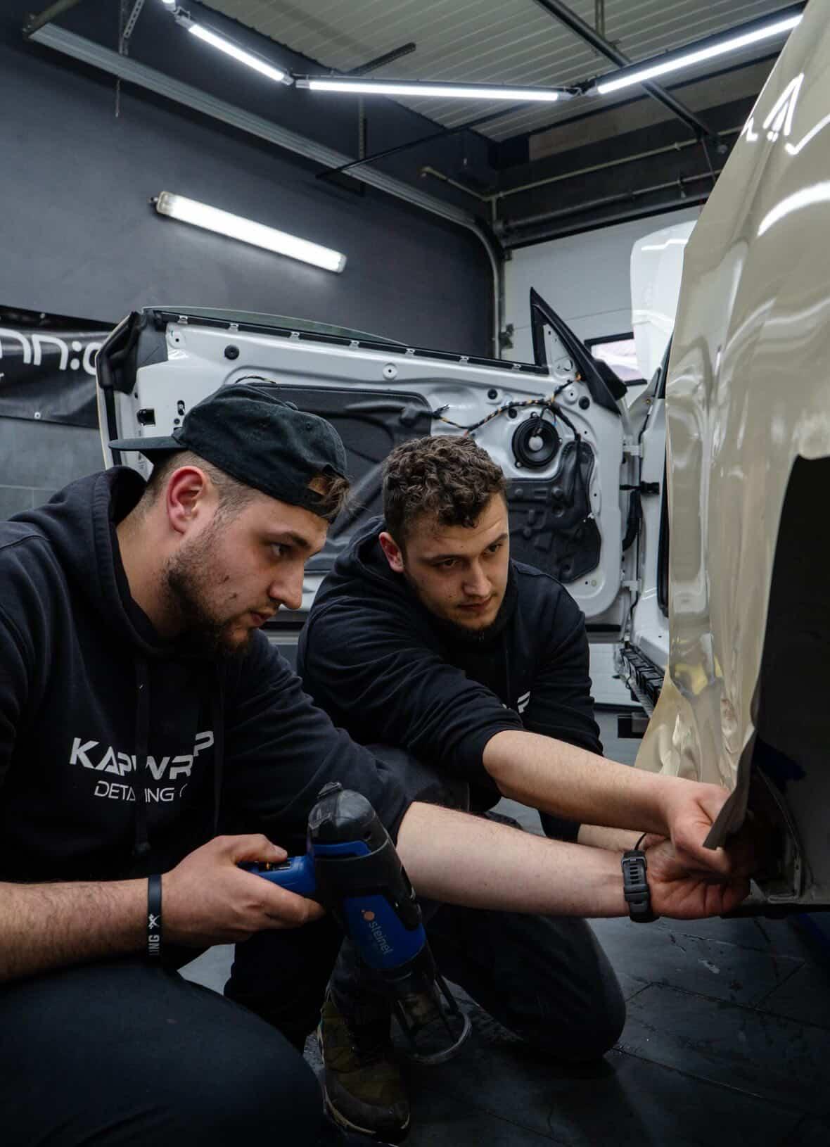 Bracia Kapłon przy pracy w studiu KAPWRAP